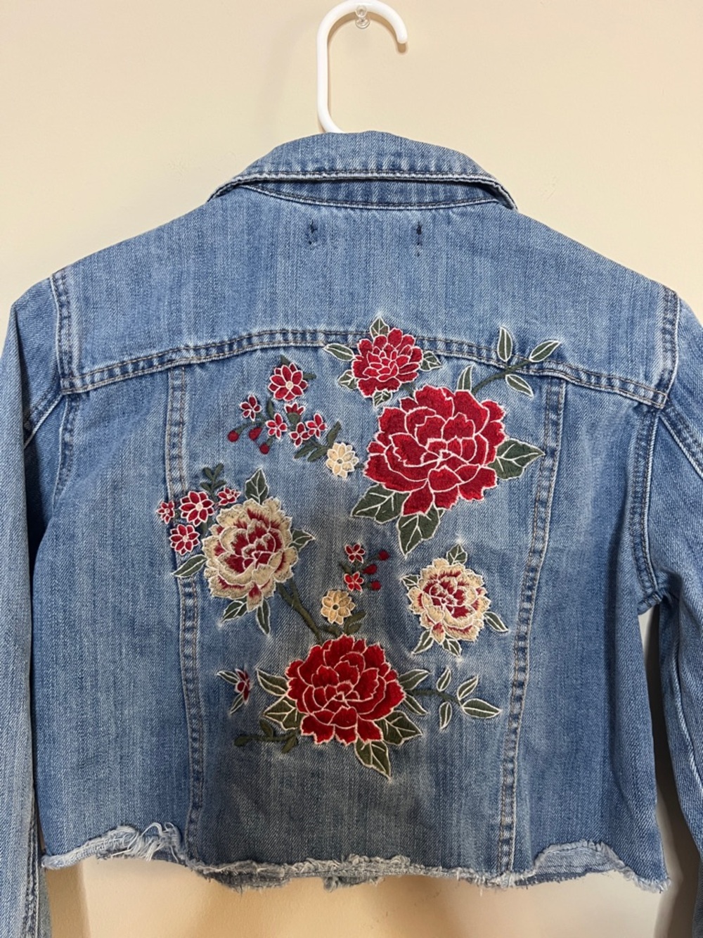 🌺🎴🫜🏡Forever 21 Light Blue Denim Jacket with Red and Blush Floral Embroidery - Picture 3 of 8